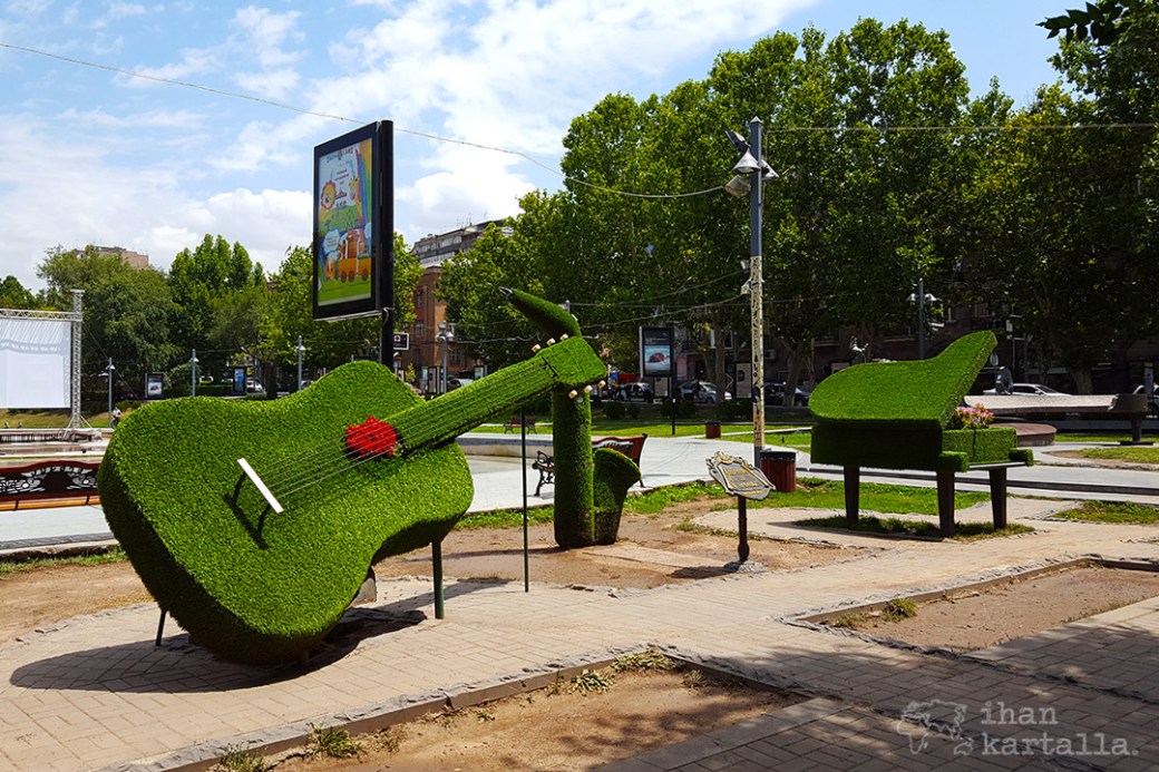 jerevan-oopperatalon-puisto