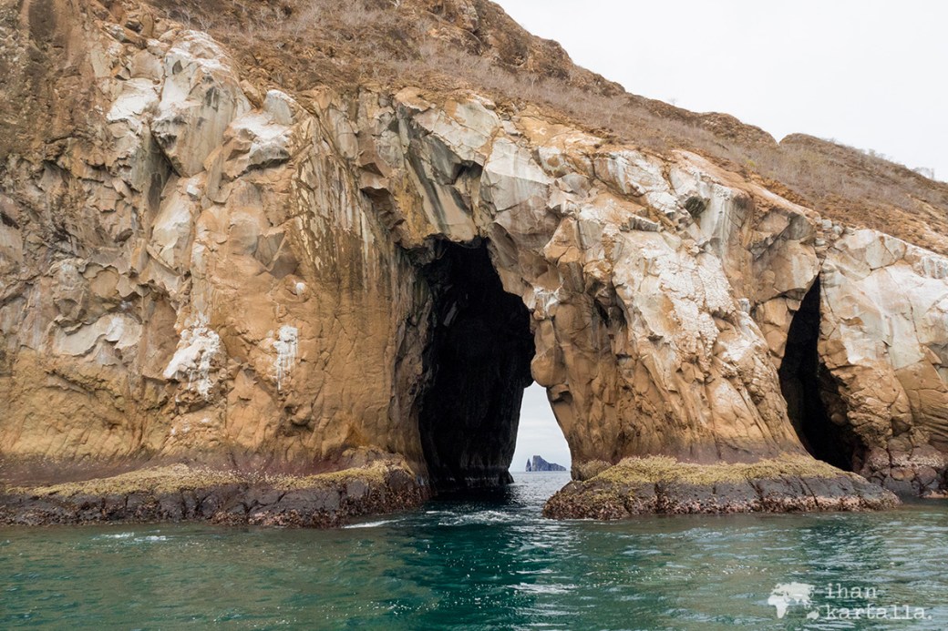 11-9-galapagos-cerro-brujo-tunnel