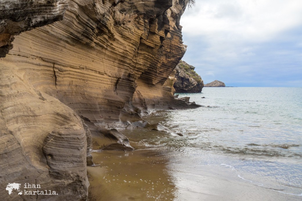 11-9-galapagos-punta-pitt-beach-rocks