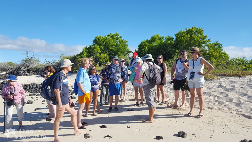 8-9-galapagos-santa-cruz-bachas-beach-group