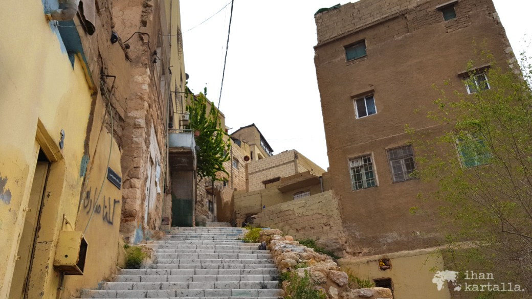 30-3-jordania-amman-citadel-stairs