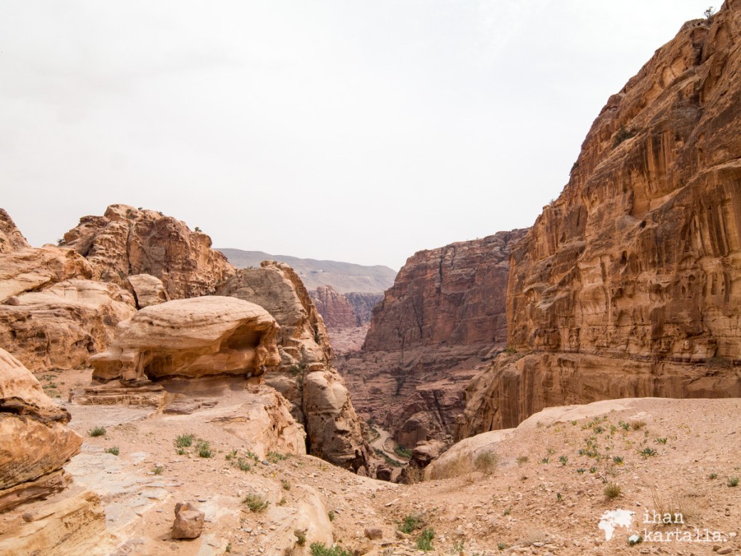 3-4-jordan-petra-monastery-path-view